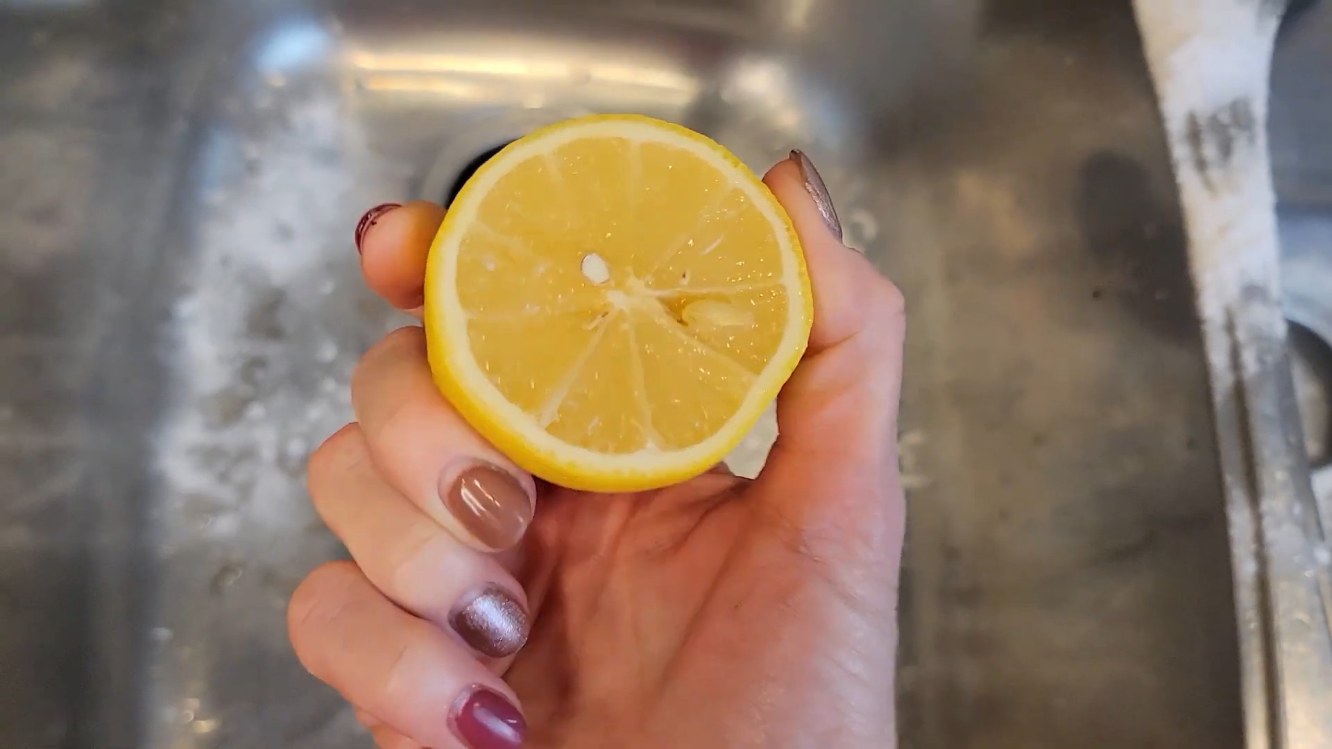 Clean kitchen sink naturally